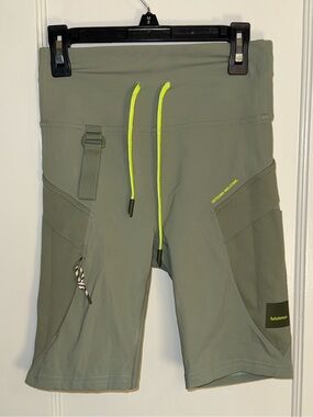 Lululemon Cargo Super-High-Rise Hiking Short 8" in Laurel Green Size 4